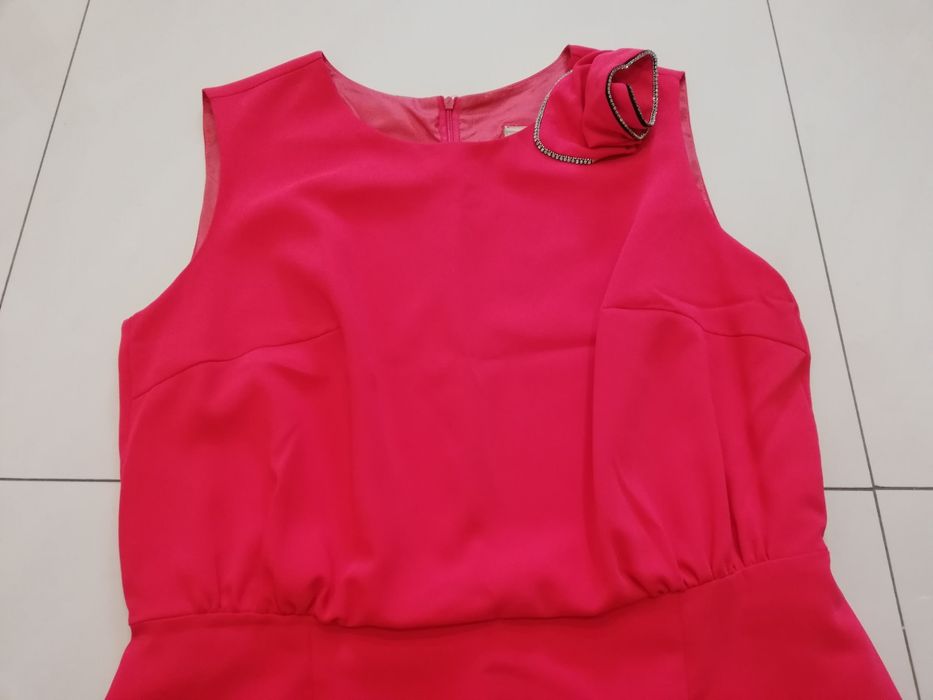 Malinowa sukienka z kwiatem DAGON