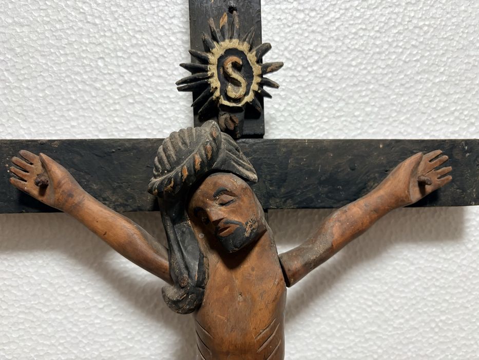 Antigo crucifixo de arte popular brasileira em madeira esculpida