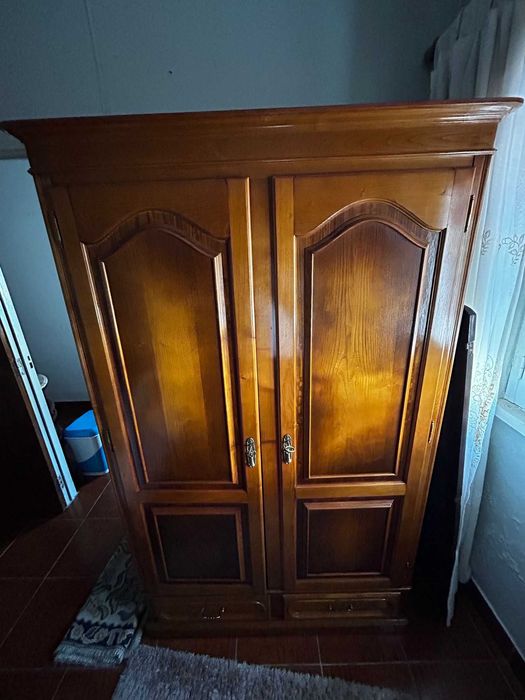 Toucador com armário, roupeiro e armário com espelho + cama casal e 2 mesinhas de cabeceira