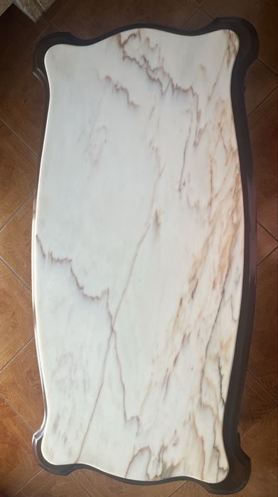 mesa central com tampo em mármore