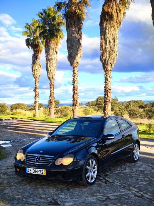 Mercedes-Benz C220 SportCoupé 2003 – Elegante e Confiável