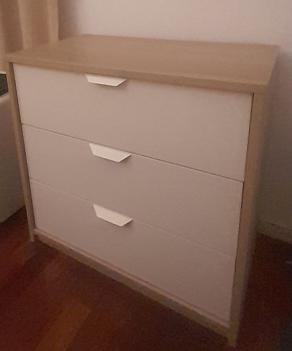 Cómoda branca e madeira