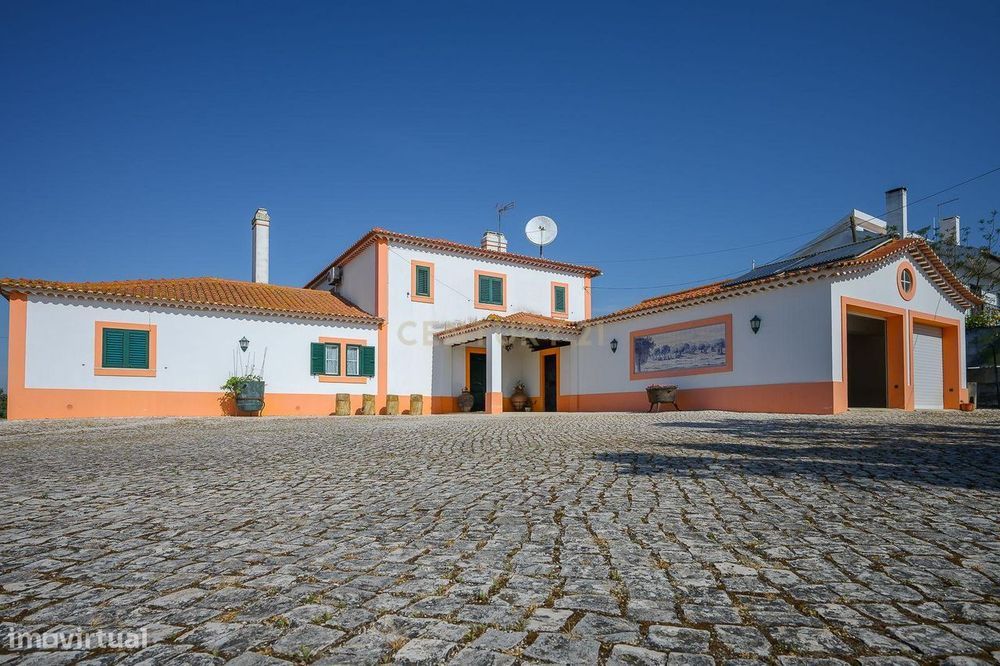 Moradia de sonho com Piscina, 7 Divisões e com Terreno 8461 m2  – Exce