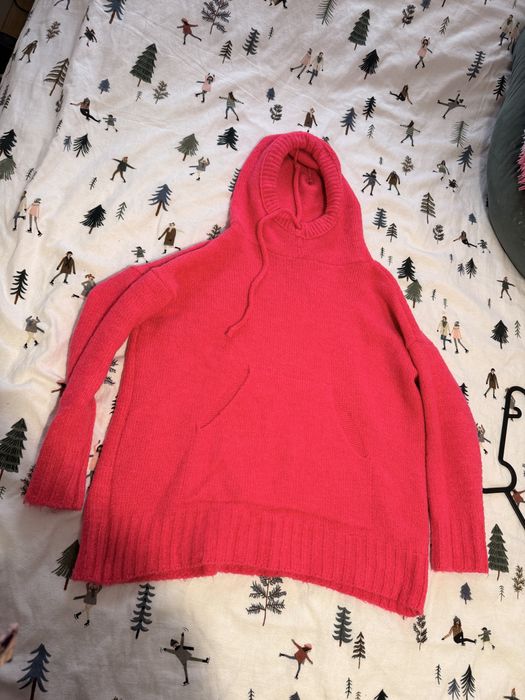 Różowy luźny sweterek z kapturem fuksja Sploty neon