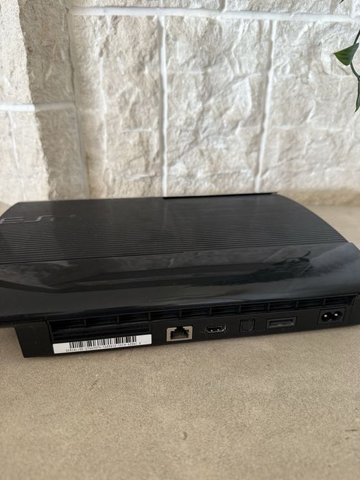 PS3 Super Slim + comando + 2 jogos + cabos