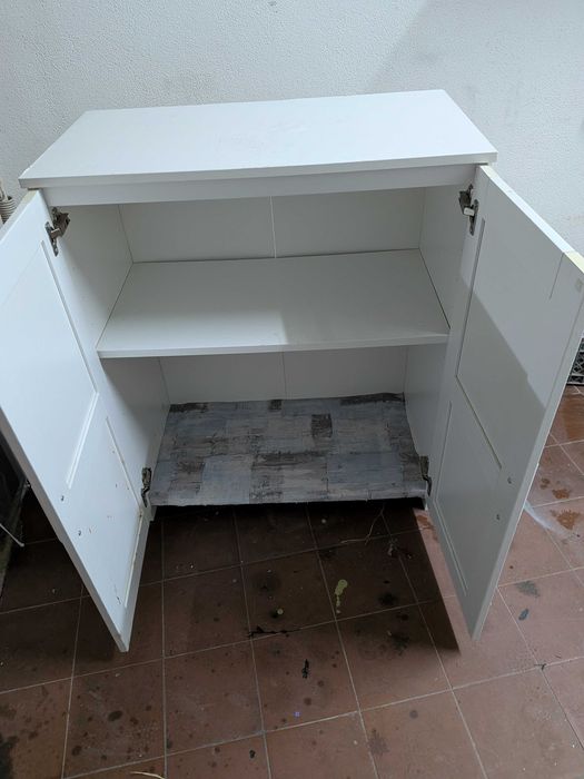 Móvel de duas portas com duas prateleiras do IKEA