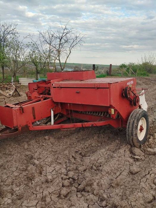 Причіпний тюковий прес-підбирач International 425D