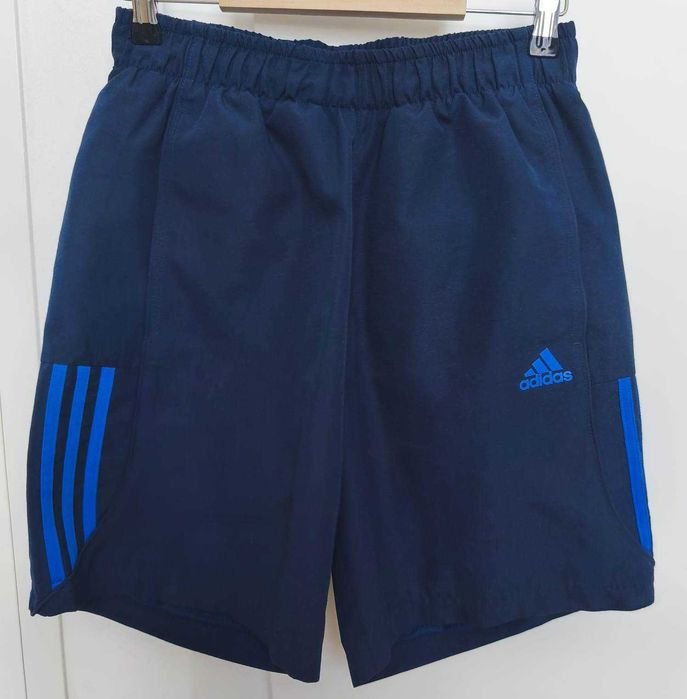 Spodenki sportowe renomowanej marki Adidas.