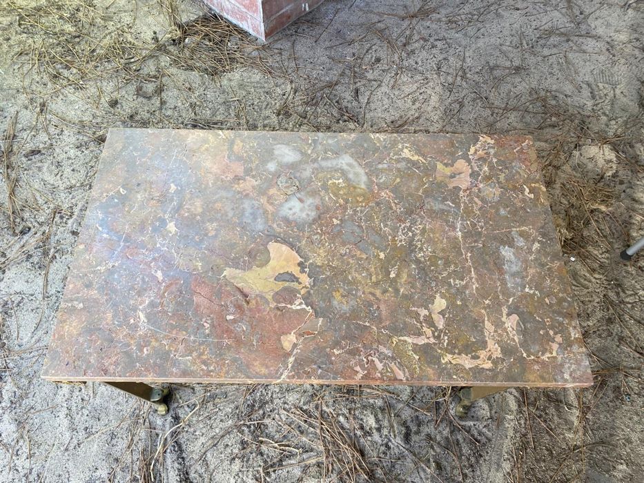 Mesa de pedra e ferro