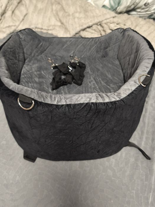Assento para cães para carro com cinto de segurança, bolso de armazenamento e antiderrapante.