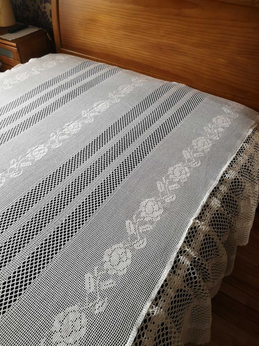 Colcha portuguesa em croché branco