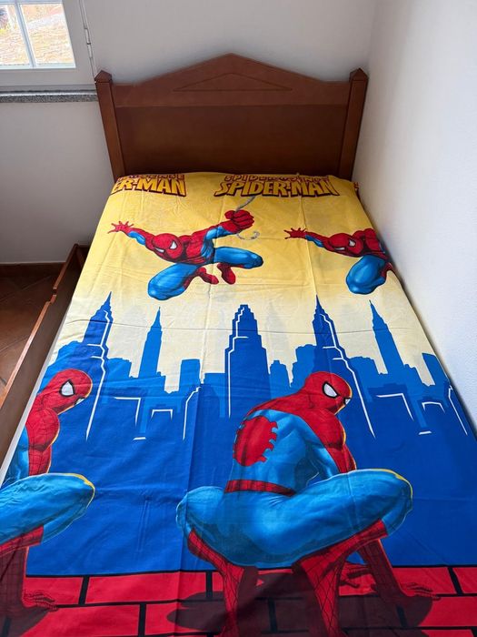 Cama  em madeira de cerejeira + colchão Pikolin + roupa de cama , escrivaninha e estantes, também em madeira cerejeira