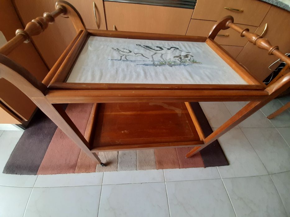 Carrinho bebidas em madeira mogno  c/ tabuleiro e rodas 80-80-44