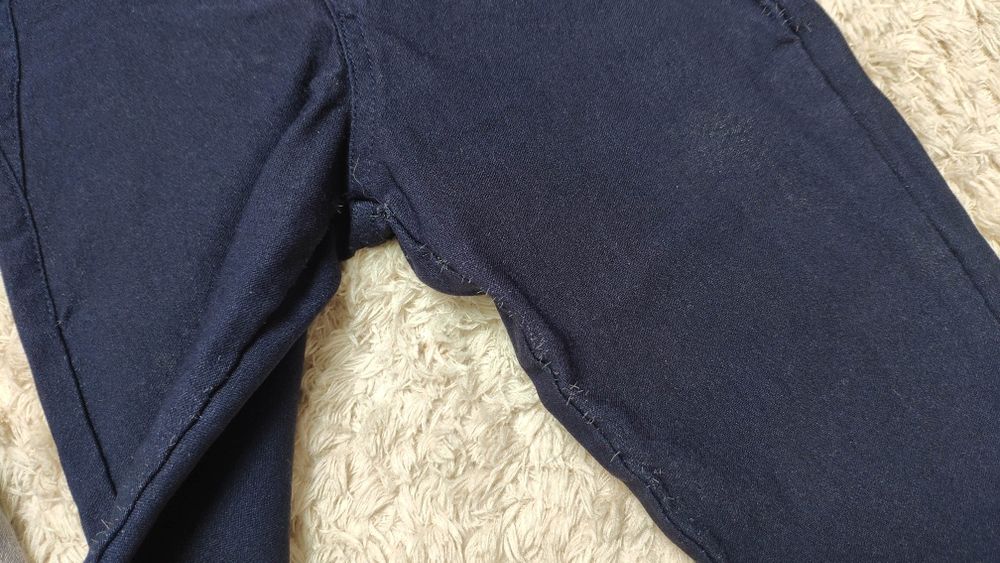 Dwie pary spodni 104 dżinsy legginsy