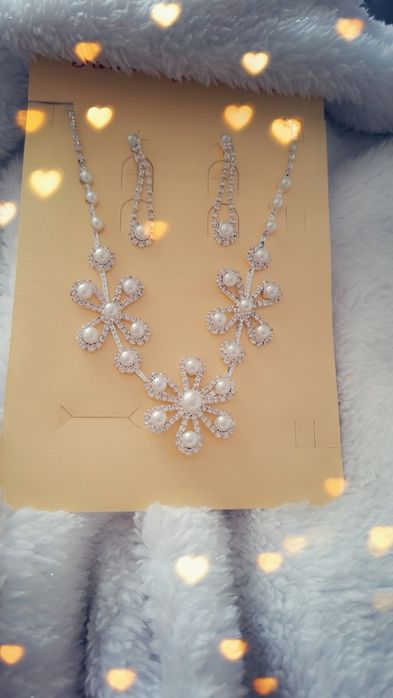 Conjunto colar / fio e brincos pérolas e brilhantes