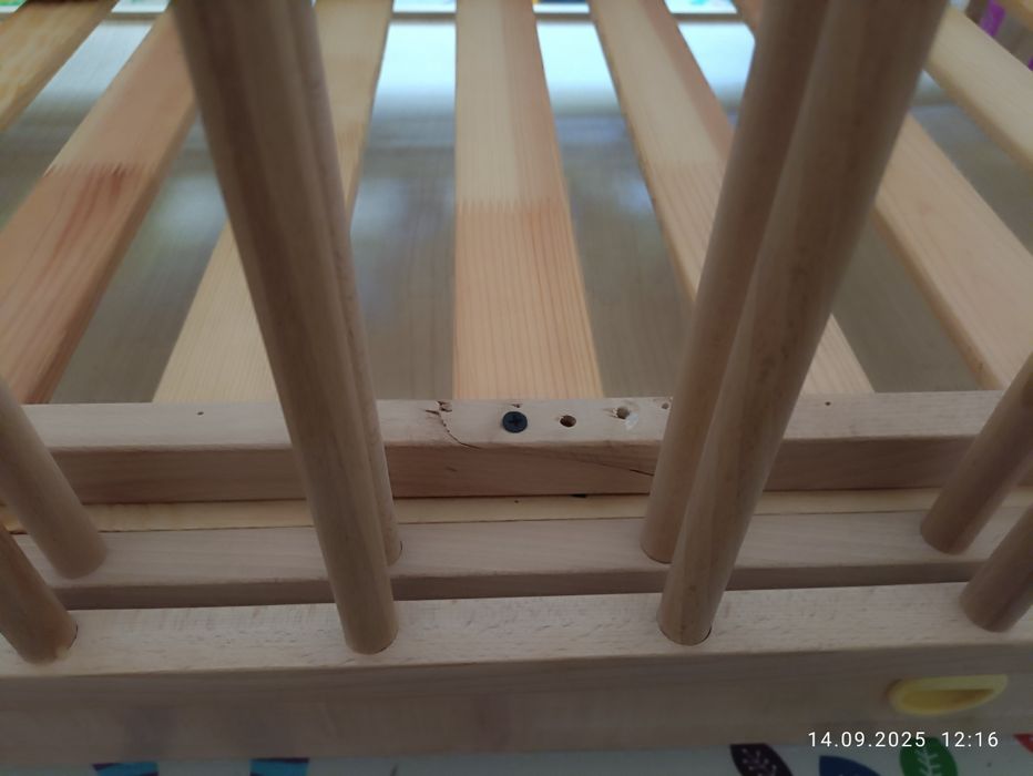 Детская кроватка с ящиком и маятником