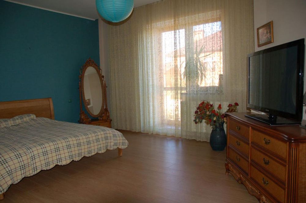 Продам хозяйский дом в Совиньоне, 10 соток земли, близость моря - View 5