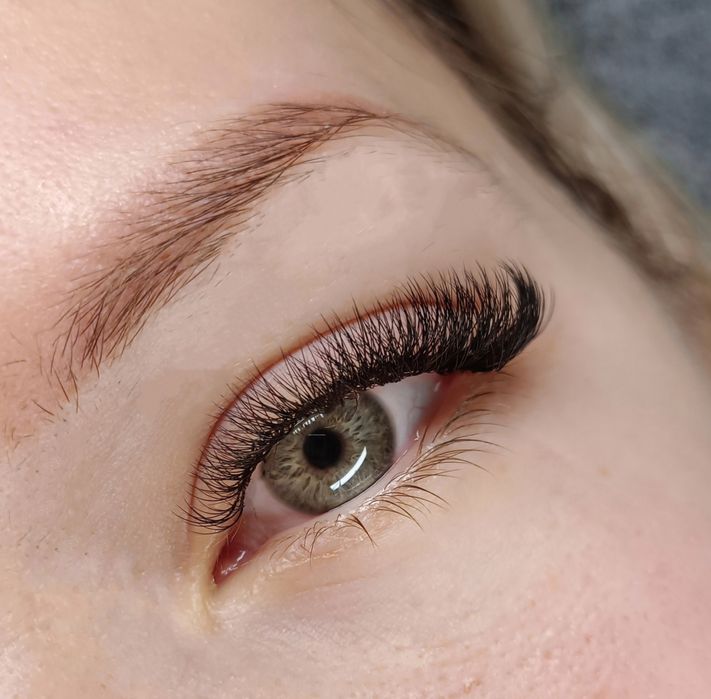 Stylizacja rzęs metoda UV.