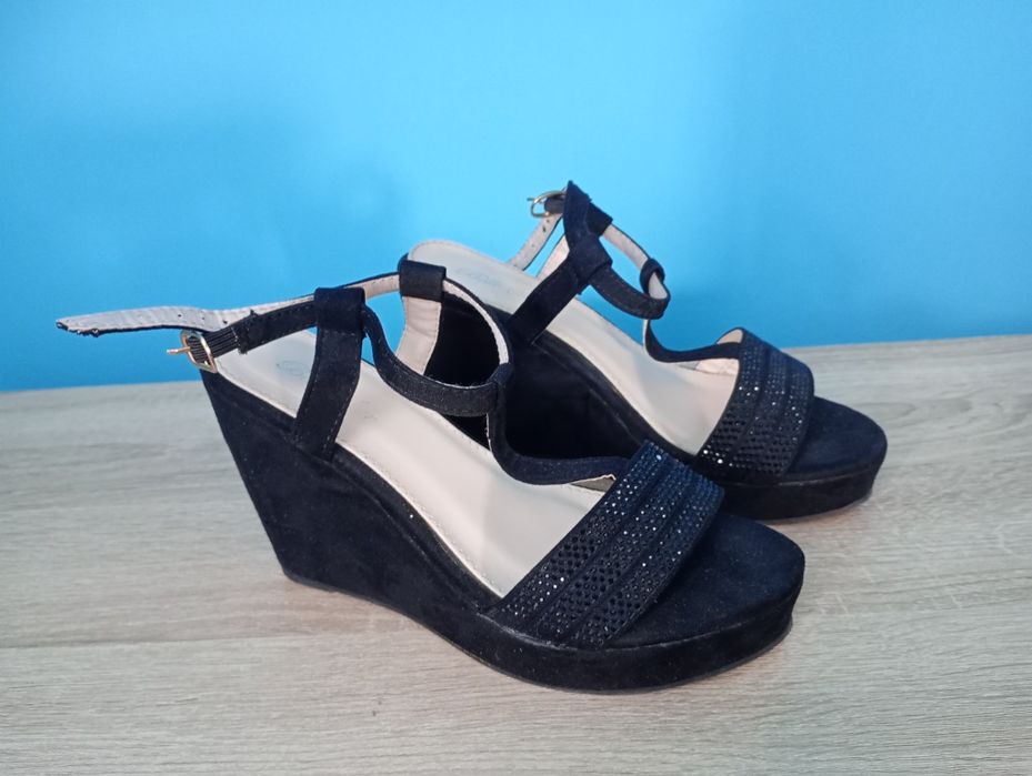 Czarne sandały na koturnie rozm.37