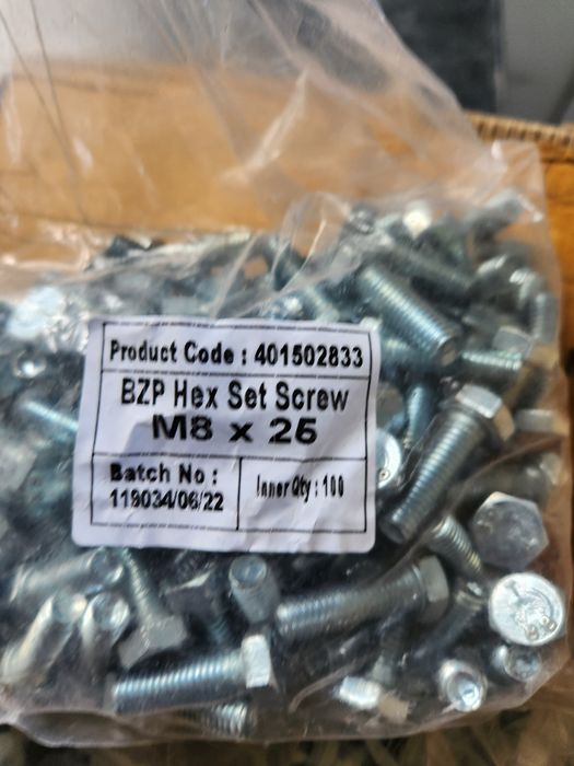 Vários tipos buchas e parafusos