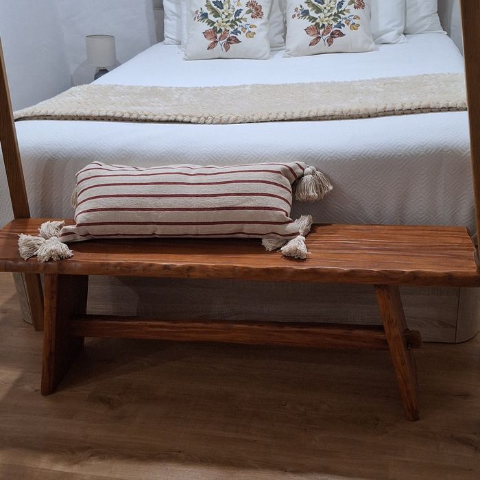 Banco em madeira maciça com 135 x 47 cm  (como Novo)