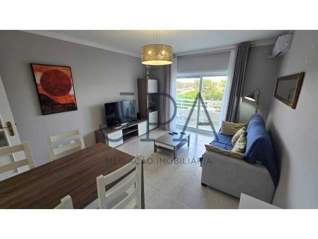 AF-T1-530-Monte Gordo com estacionamento exterior no parque .