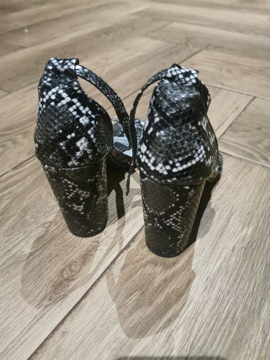 Sandałki rozm.38 nowe