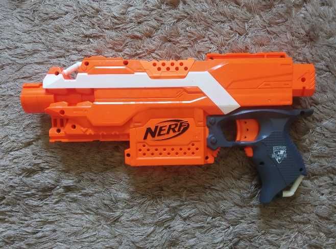 Conjunto com  5 NERF modelos diferentes , em bom estado
