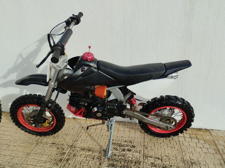 Duas motos adulto e adolescente/criança