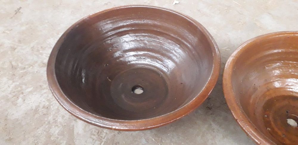 Lavatórios muito rústicos em terra cota .