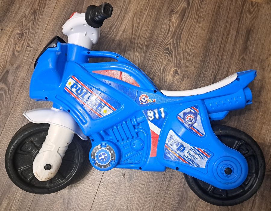 Мотоцикл-толокар у поліцейському стилі