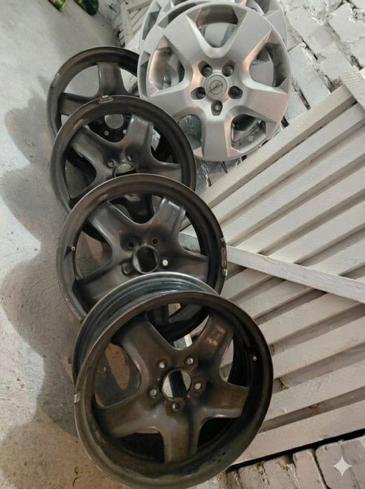 Sprzedam komplet stalowych felg Opel R16 z oryginalnymi kołpakami.