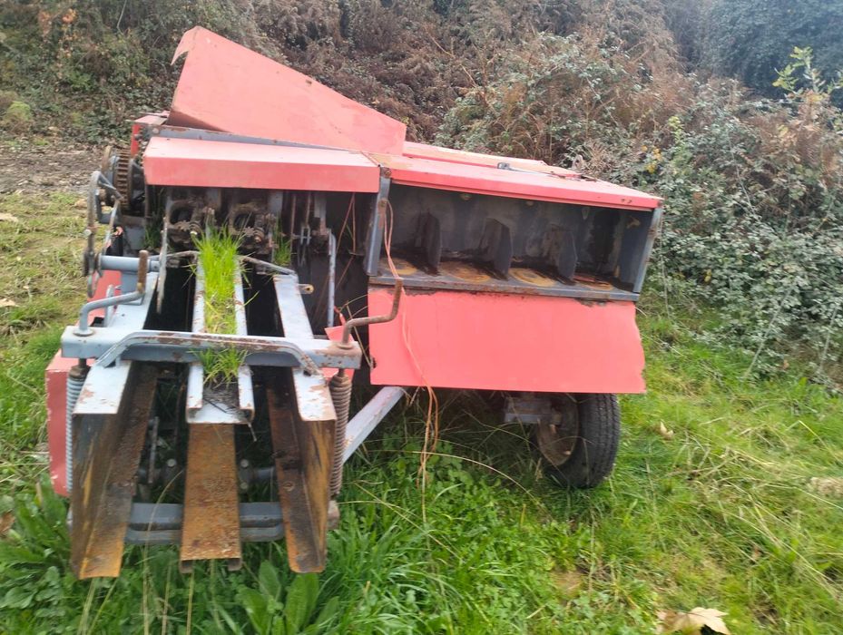 Enfardadeira a trabalhar