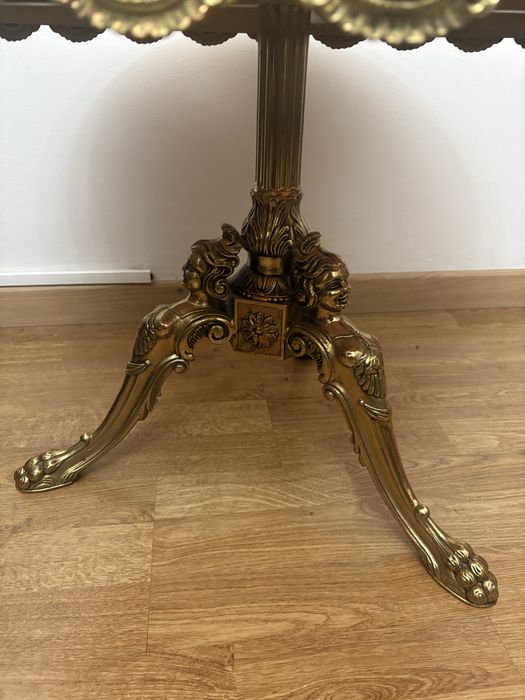 Mesa de apoio com tampo de mármore