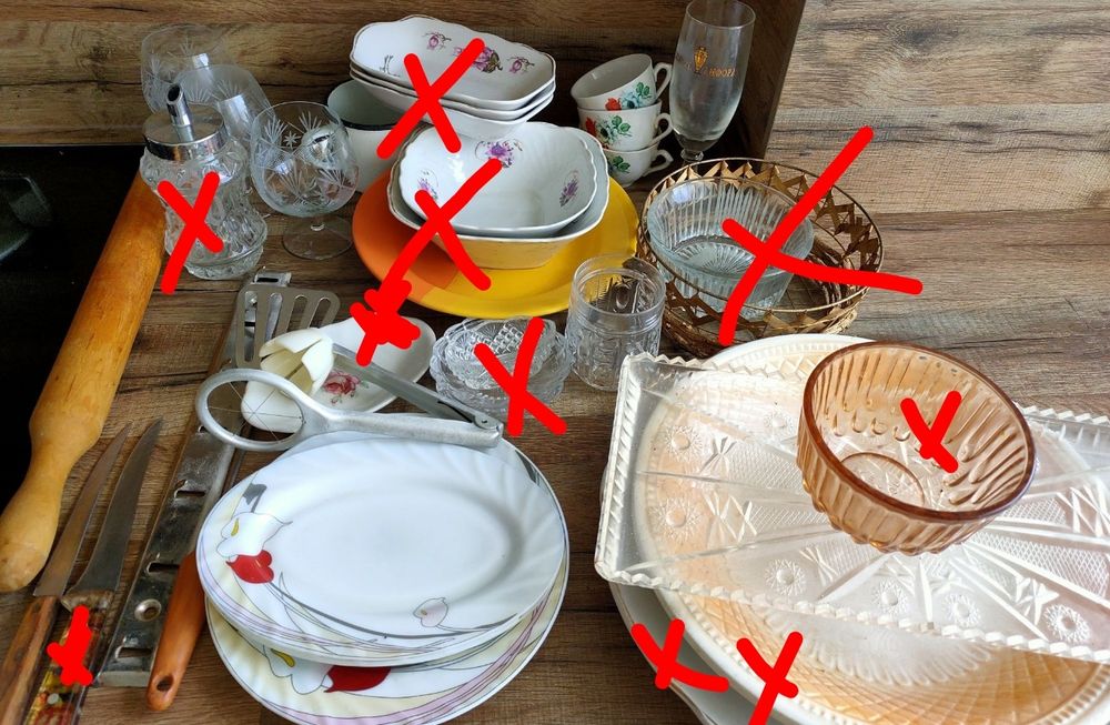 Кухонная утварь, тарелки, ножи,бокалы,поднос, сахарница...