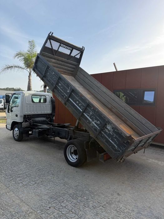 Carrinha isuzu tribasculante