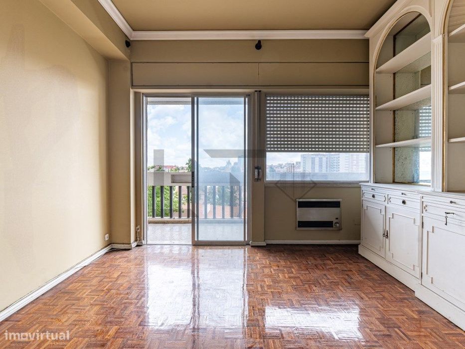 Apartamento T6 com Varandas e Arrecadação Para Remodelação, na Aven...