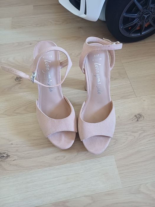 Buty na słupku, obcasy