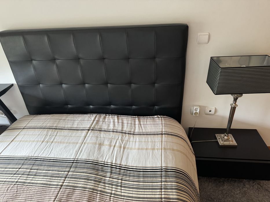 Quarto (cama, camiseiro e mesa de cabeceira)