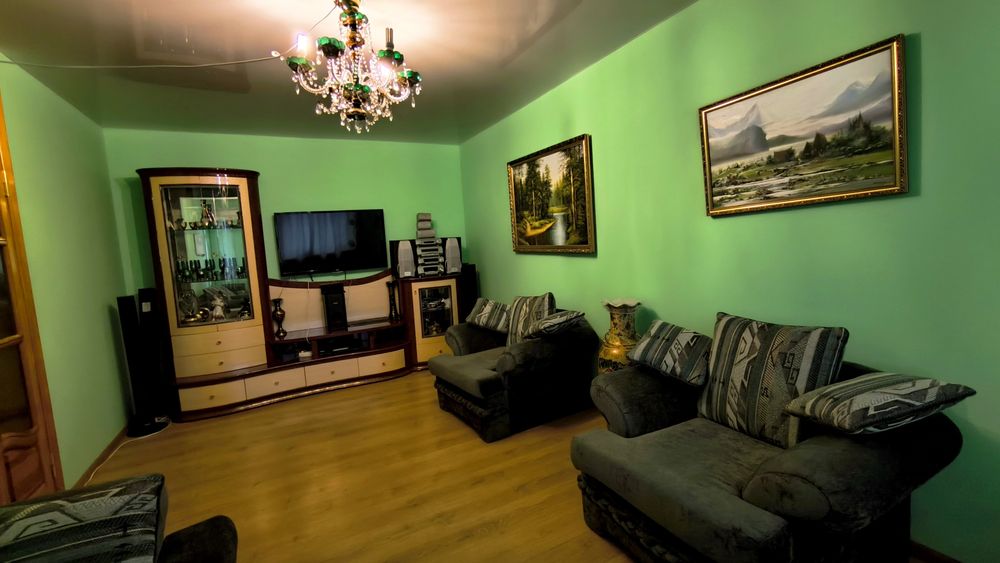 Продам велику 3-кімнатну квартиру в зручному районі!