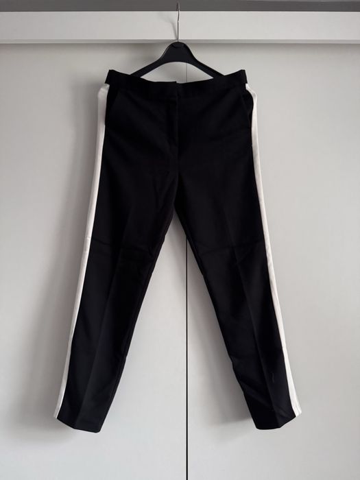 Czarne spodnie damskie z lampasem Cess M