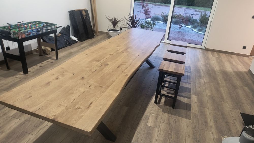 Dębowy stół z taborkami