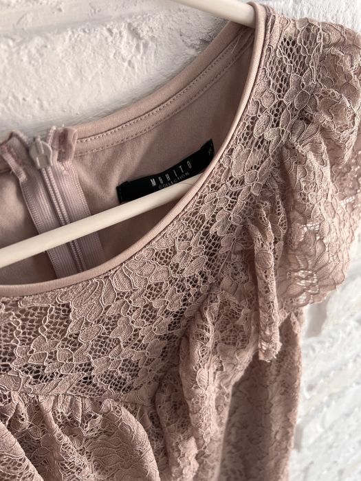 Sukienka z falbaną koronkowa pudrowy róż Mohito XS