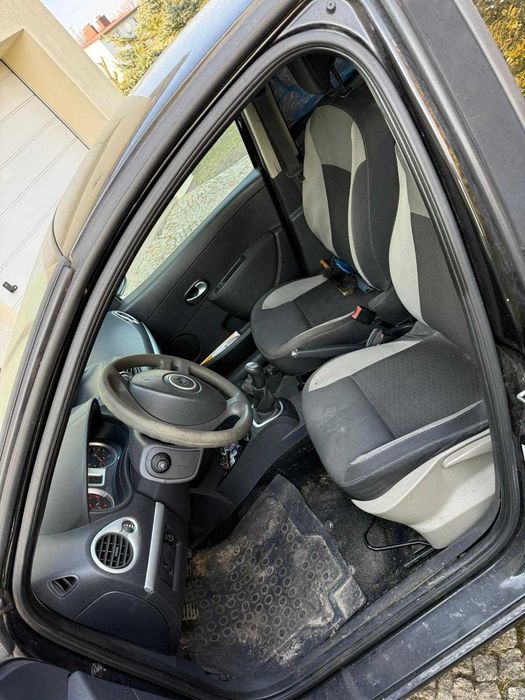 Reno Clio III 1,2 z 2010 roku, uszkodzony.
