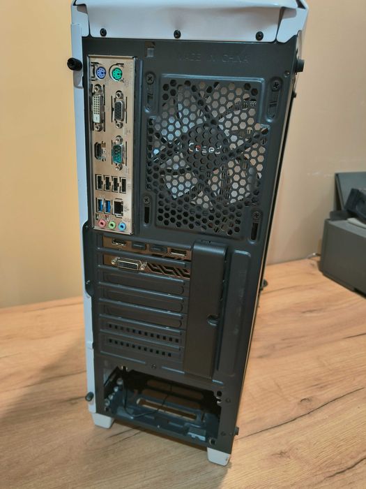 Komputer RX 590 8Gb Intel Xeon 4 rdzenie 8 wątków 16Gb ram 240Gb SSD