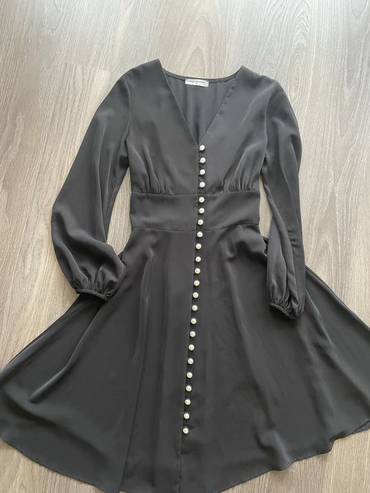 Чорне плаття з ґудзиками