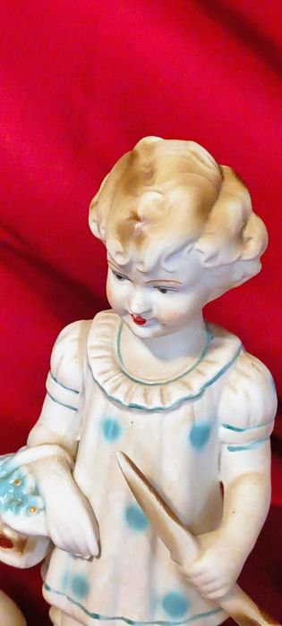 Figurka porcelanowa sygnowana