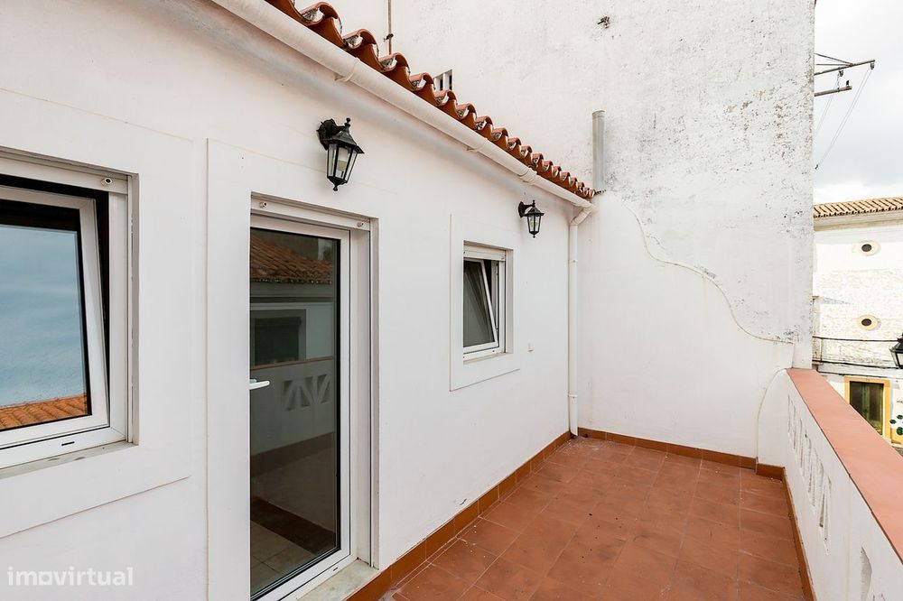 Moradia T3 de Rés do Chão e 1º Andar c/ Terraço no Centro Histórico de