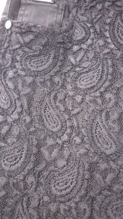 Calça preta com aplicação em renda