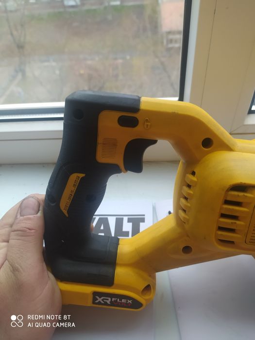 Сабельная пила, шабельна пилка DeWALT DCS389NT з акумулятором та заряд